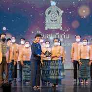 คุณหญิงกัลยา โสภณพนิช รัฐมนตรีช่วยว่าการกระทรวงศึกษาธิการ ได้ให้เกียรติมอบโล่เกียรติคุณในครั้งนี้ ในงานสัมมนา TREND โลก TREND อนาคต วันอาทิตย์ที่ 4 ธันวาคม 2565 ณ ศาลาดนตรีสุริยเทพ มหาวิทยาลัยรังสิต