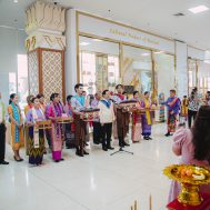 มหาวิทยาลัยรังสิต เข้าร่วมขบวนส่งข้าวแช่สงกรานต์ปทุมธานี พร้อมรดน้ำขอพรรัฐมนตรีว่าการกระทรวงวัฒนธรรม สืบสานประเพณีอันดีงามของชาวรามัญ ในช่วงเทศกาลสงกรานต์